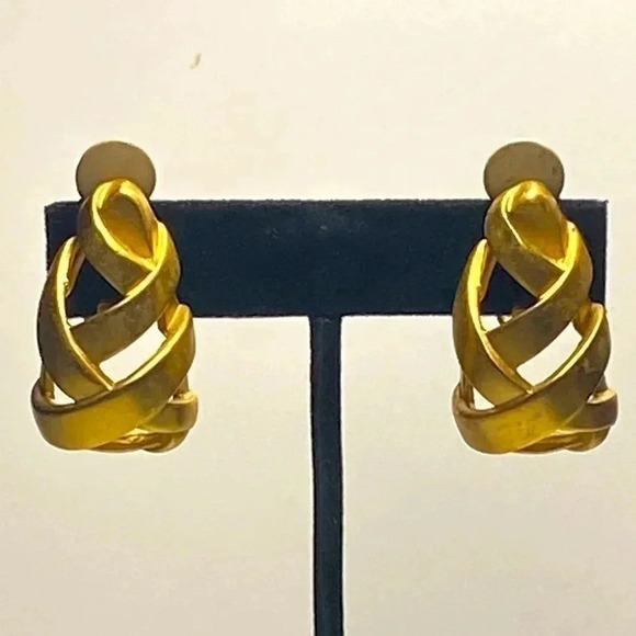 ANNE KLEIN VINTAGE CLIP EARRINGS IN BRUSHED GOLD